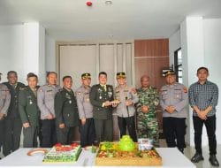 Kapolres Berau Serahkan Tumpeng dalam Peringatan HUT TNI ke-78
