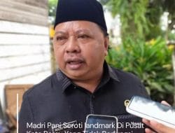 Madri Pani Soroti landmark Di Pusat Kota Berau Yang Tidak Berfungsi