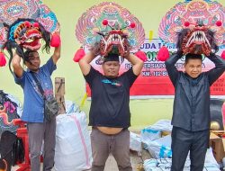 Ketua DPRD Kutai Timur Menyerahkan Alat Kesenian Kuda Lumping untuk Pelestarian Budaya Lokal