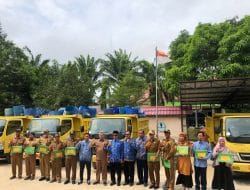 DLH Kutim Berikan Bantuan Alat Kebersihan Untuk Tujuh Kecamatan