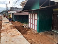 Proyek Drainase Tinggi Picu Keluhan Warga di Jalan Apt Pranoto