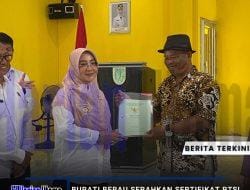 Bupati Berau Serahkan Sertifikat PTSL Kampung Maluang Sebagai Wujud Komitmen Legalitas Tanah