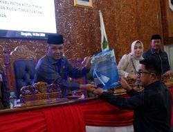Perwakilan Fraksi Demokrat Sampaikan Pandangan Umum terhadap Dua Raperda pada Rapat Paripurna ke-23