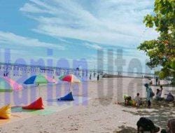 Pantai Desa Kersik Ramai Wisatawan Saat Libur Lebaran