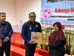Wabub Kutim Kasmidi Bulang Berikan Bantuan Kendaraan Operasional dan Laptop kepada Kader dan Penyuluh KB