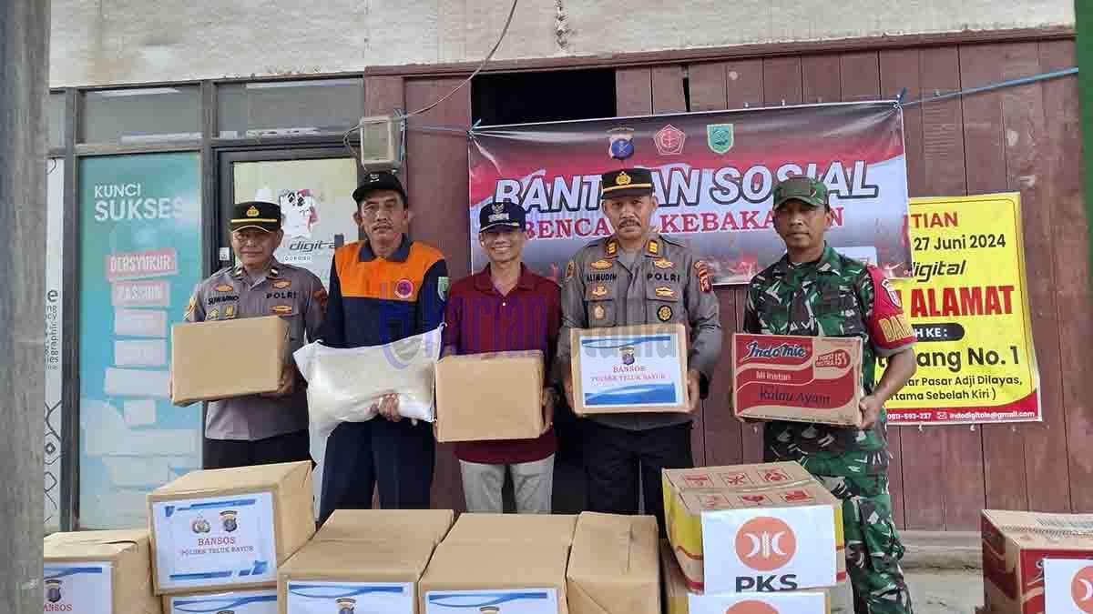 Kapolsek Teluk Bayur Serahkan Bantuan Sosial kepada Korban Kebakaran di Kelurahan Rinding