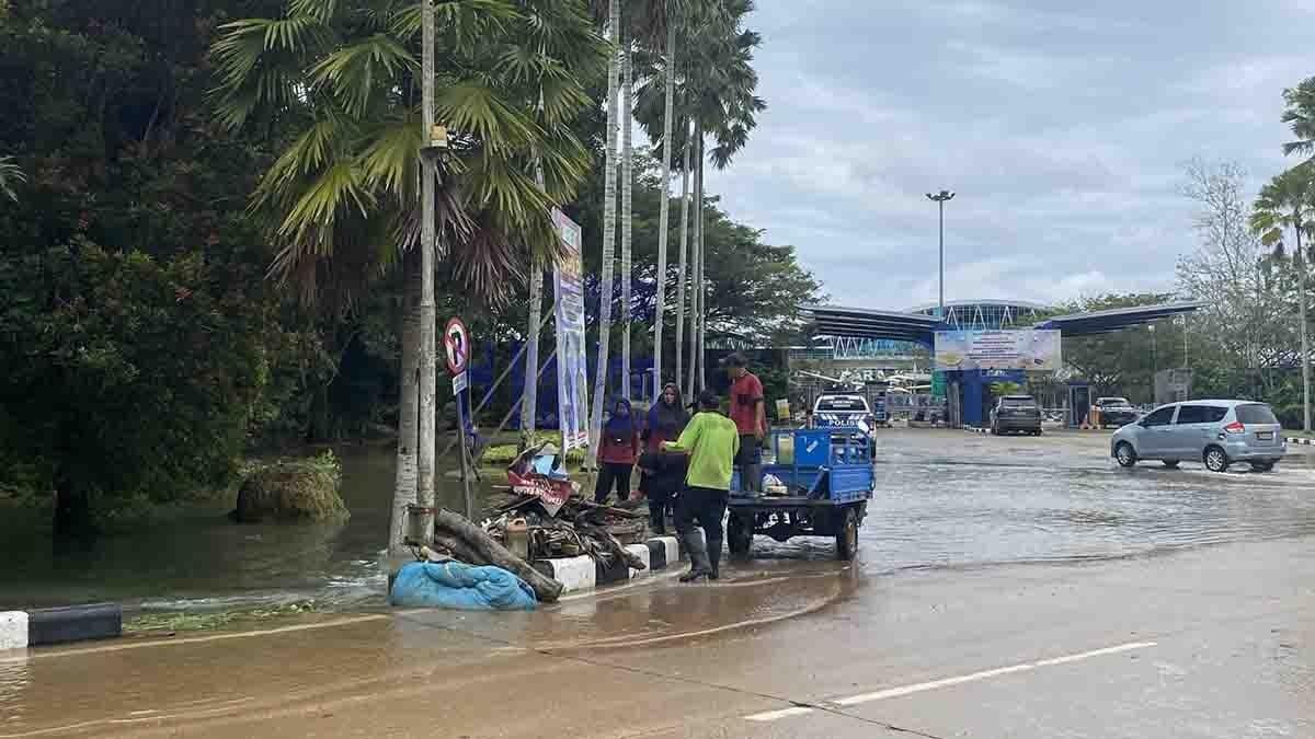 Petugas Bandara Kalimarau Gotong Royong Bersihkan Selokan Pascabanjir