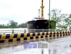 Insiden di sungai segah : Kapal tabrak Jembatan Bujangga Akibat Gangguan Mesin.