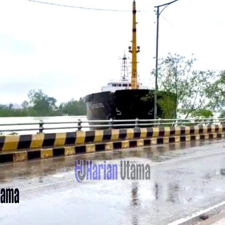 Insiden di sungai segah : Kapal tabrak Jembatan Bujangga Akibat ...