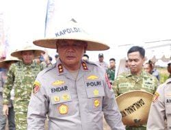Sinergi Ketahanan Pangan, Kapolda Kaltim Serahkan Alsintan untuk Petani Desa Singa Gembara